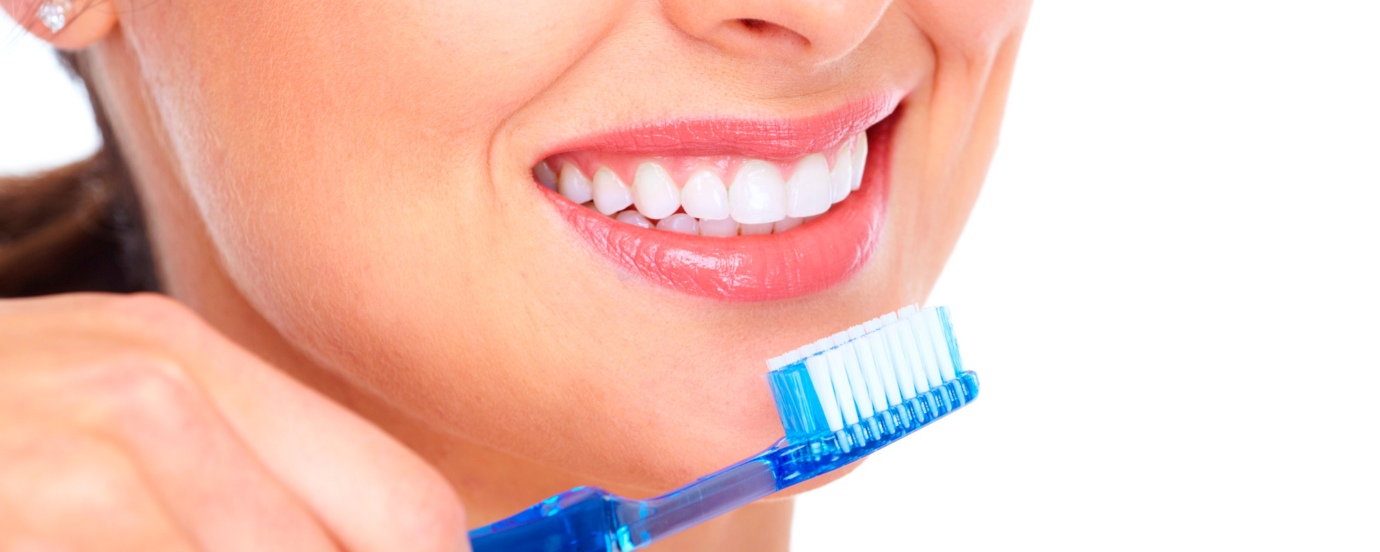 mujer va a limpiarse los dientes con un cepillo azul