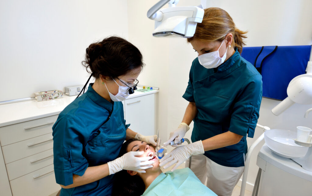 dr yuen y auxiliar tratando a paciente en la consulta