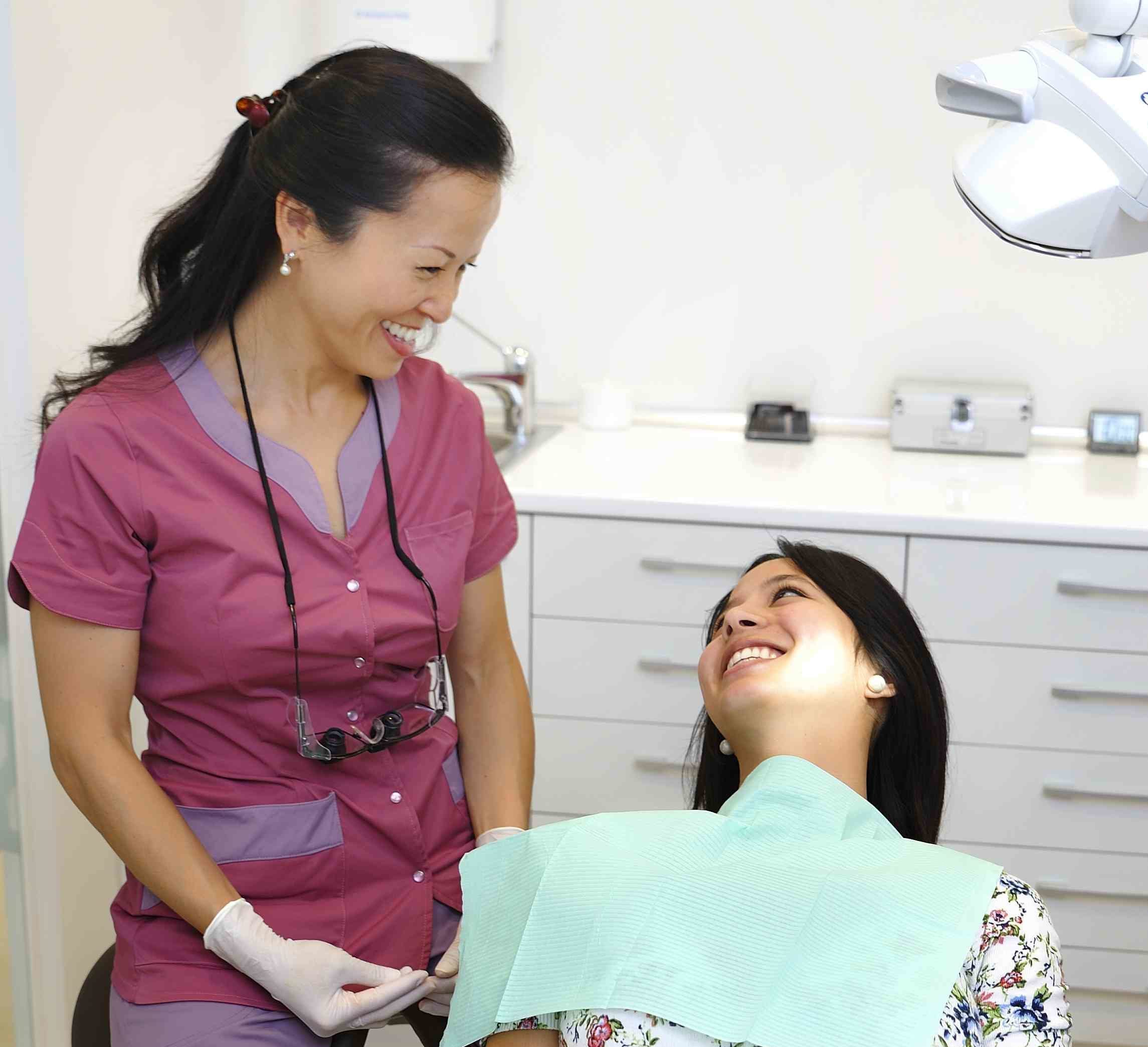 dr yuen riendo con una paciente en la consulta